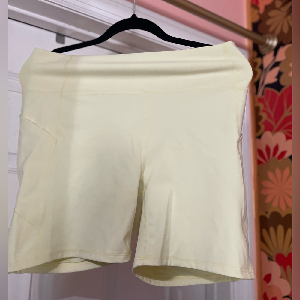 Fabletics oasis 6” shorts NWT